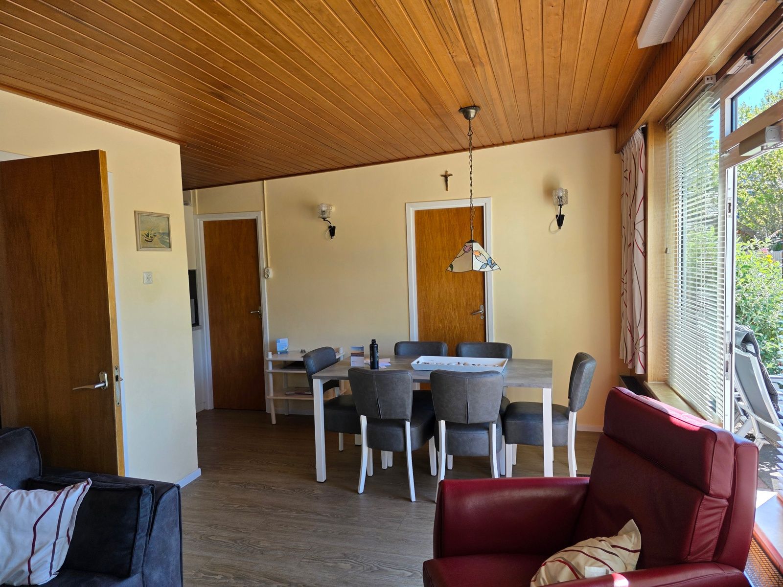 Essecke im Bungalowpark De Nagtegaal - Bungalow 47, De Koog, Texel, mit grossem Esstisch.