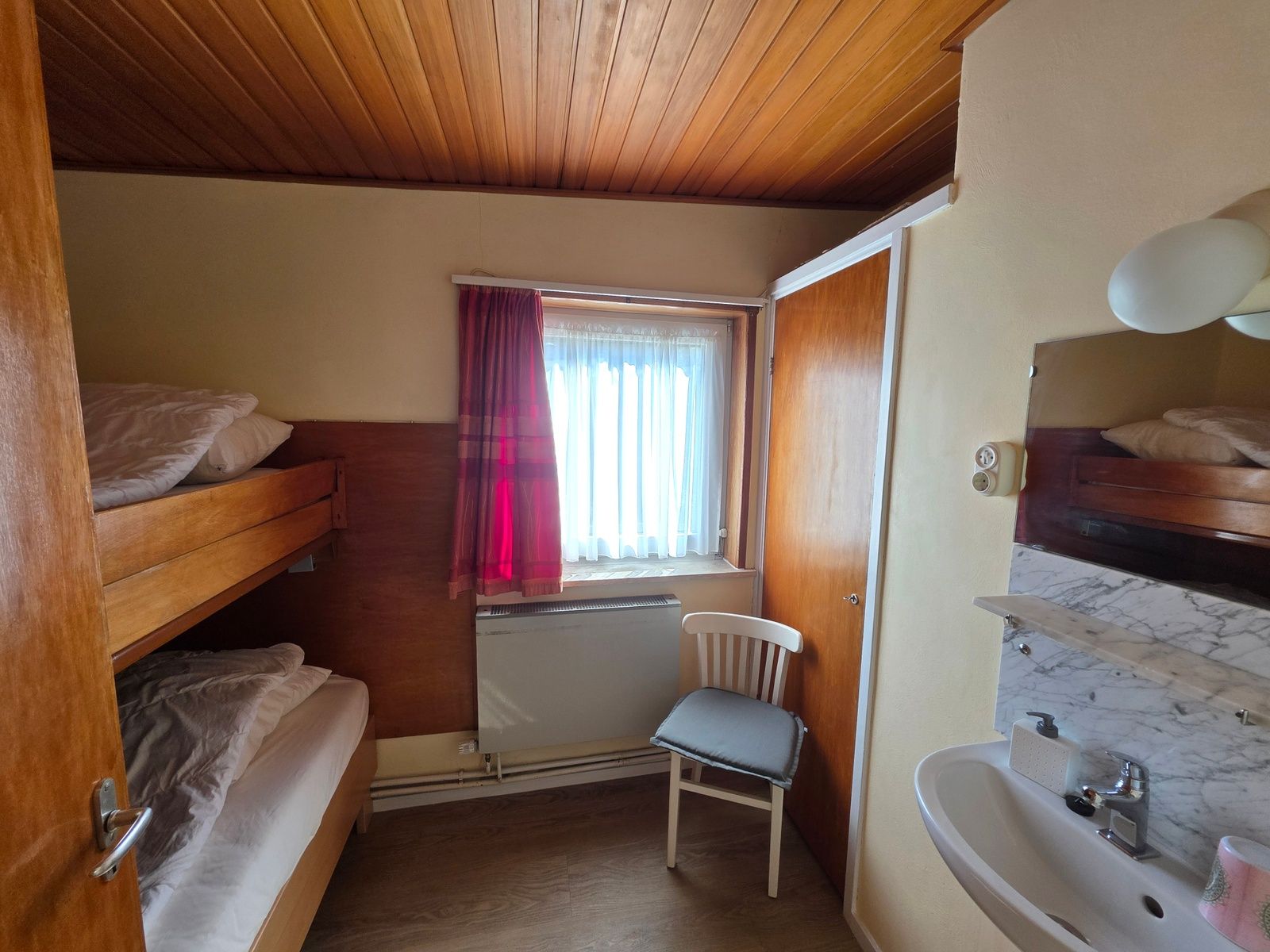 Schlafzimmer mit Etagenbett im Bungalowpark De Nagtegaal - Bungalow 47, De Koog, Texel.