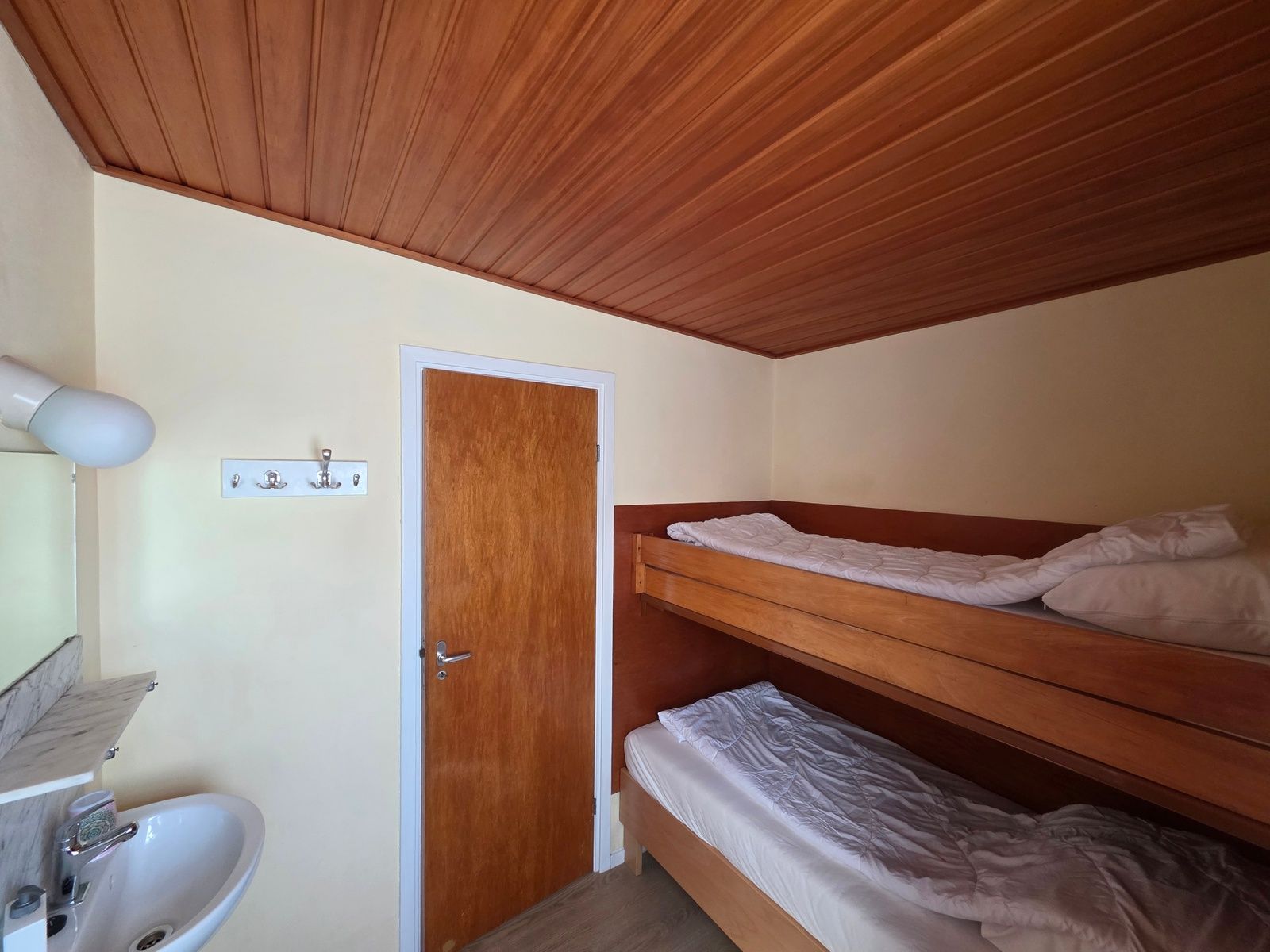 Gemuetliches Schlafzimmer mit Etagenbett im Bungalowpark De Nagtegaal - Bungalow 47, Texel.