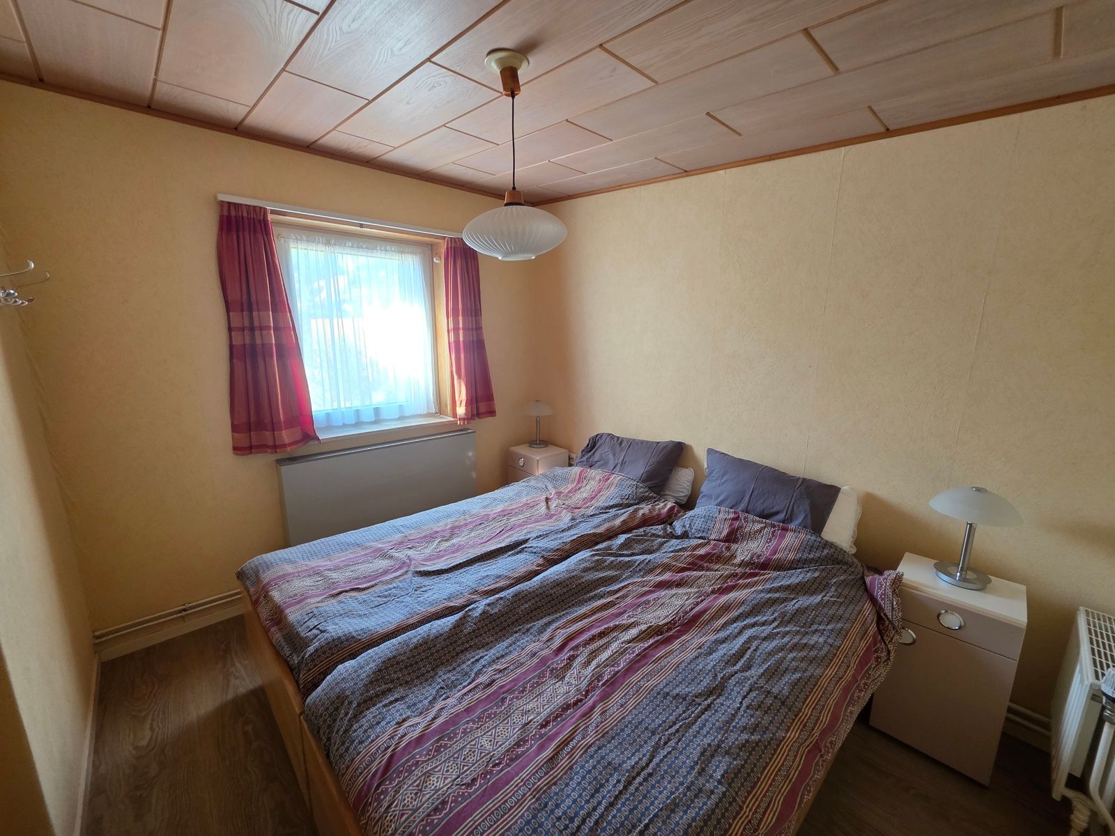 Hauptschlafzimmer im Bungalowpark De Nagtegaal - Bungalow 47, Texel, mit Doppelbett.