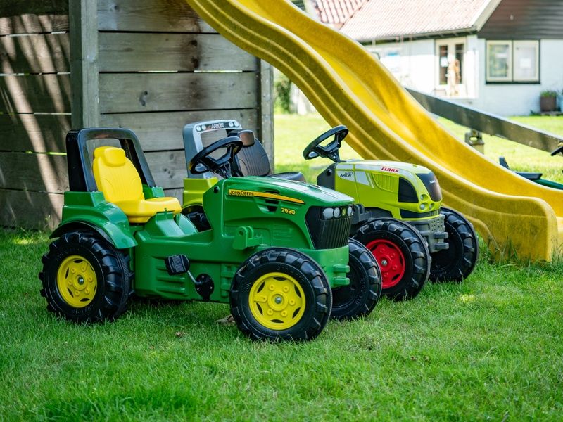 Play tractors at Landgoed Springtij - Koetshuis 1, child-friendly vacation home in De Koog, Texel.