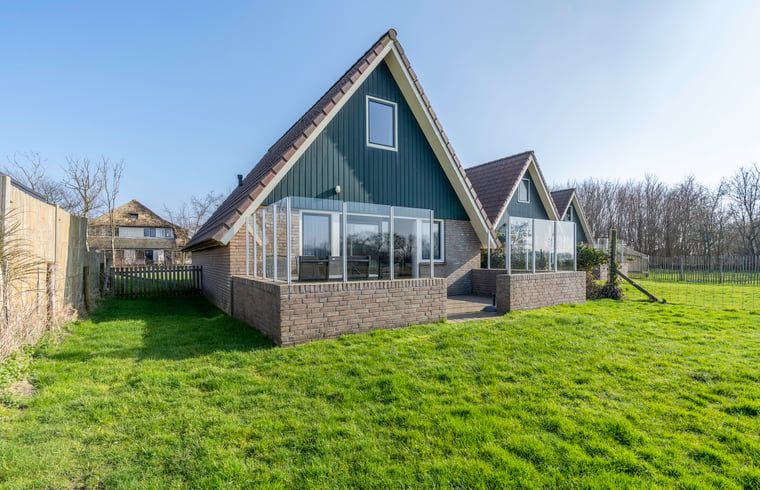 Ferienhaus in De Waal auf Texel mit grossem Garten und gruener Umgebung, ideal fuer einen entspannten Aufenthalt auf den Watteninseln.
