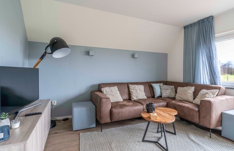 Helle Sitzecke im Ferienhaus in De Waal, Texel mit Blick auf die Natur, ideal fuer einen ruhigen Urlaub auf den Watteninseln.