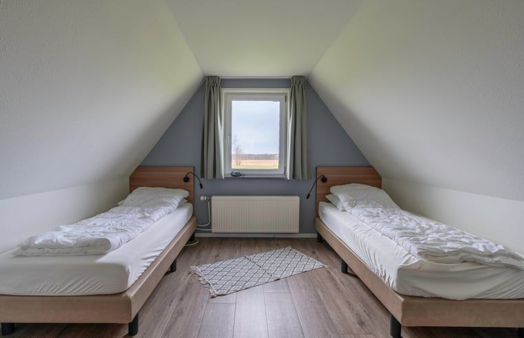 Gemuetliches Schlafzimmer mit zwei Einzelbetten im Ferienhaus in De Waal, Texel, ideal fuer einen Familienurlaub.