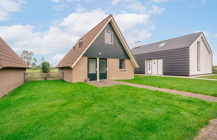 Aussenbereich des Ferienhauses in De Waal, Texel mit gruenem Garten und ruhiger Lage auf den Watteninseln fuer einen entspannten Aufenthalt.