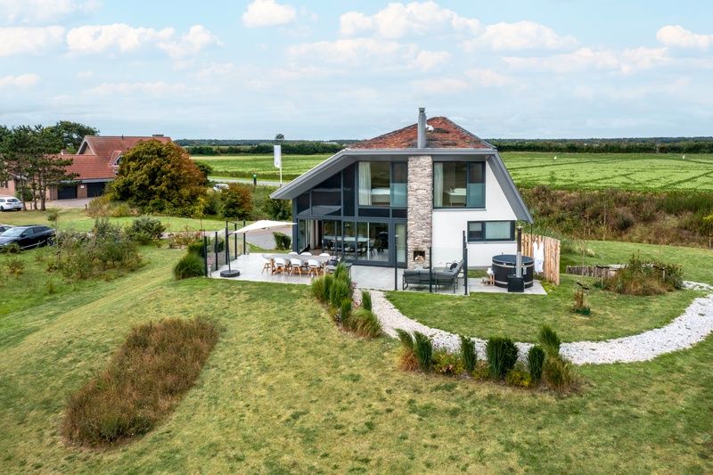 Luchtfoto van Villa 24 Oosterkolk, vakantiehuis in De Waal, Texel met panoramisch uitzicht.