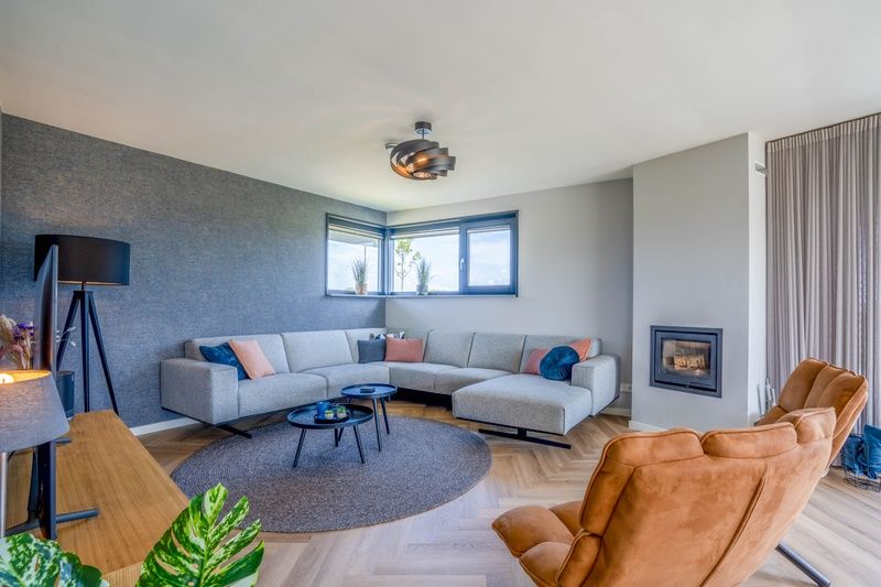 Stijlvolle woonkamer van Villa 24 Oosterkolk in De Waal, Texel met comfortabele zithoek.