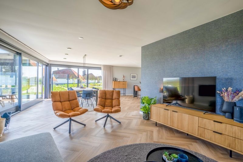 Open leefruimte in Villa 24 Oosterkolk, De Waal, Texel met veel natuurlijke lichtinval.