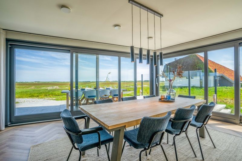Eetkamer van Villa 24 Oosterkolk in De Waal, Texel met uitzicht op de natuur.