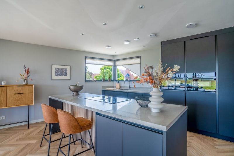 Moderne keuken in Villa 24 Oosterkolk, vakantiehuis in De Waal, Texel met stijlvolle inrichting.