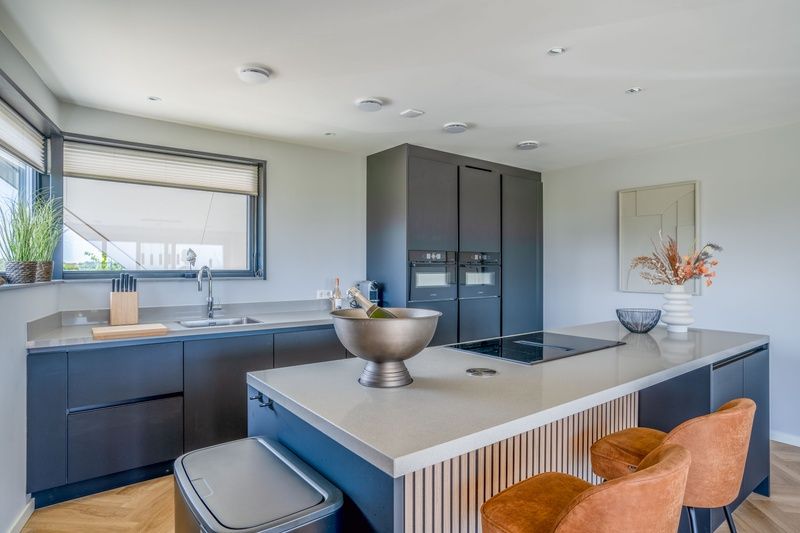 Luxe keuken van Villa 24 Oosterkolk in De Waal, Texel met moderne apparatuur.