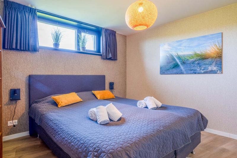 Comfortabele slaapkamer in Villa 24 Oosterkolk, De Waal, Texel met sfeervolle decoratie.