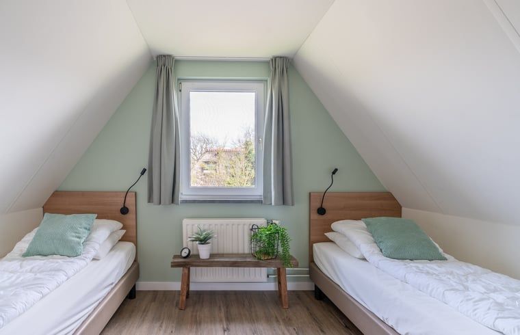 Gemuetliches Schlafzimmer im Ferienhaus in De Waal, Texel mit zwei Betten und hellem Dekor.