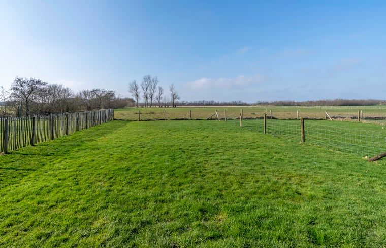 Der grosse Garten des Ferienhauses in De Waal, Texel, ist ideal fuer Aktivitaeten im Freien und Entspannung.