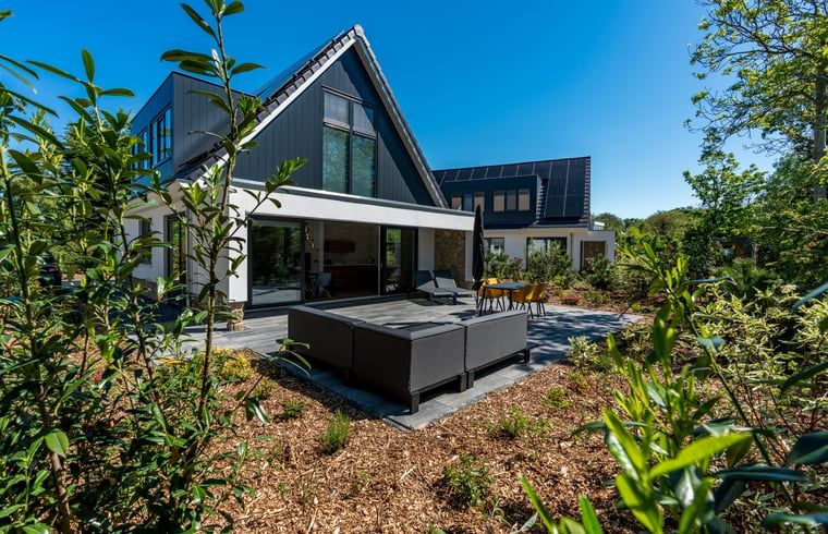 Ferienhaus in Den Burg auf Texel mit moderner Architektur und grossem Garten.