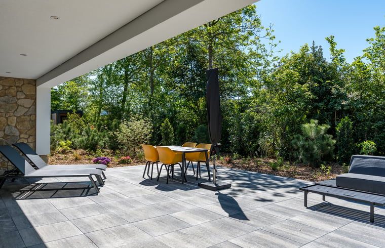 Aussenbereich des Ferienhauses in Den Burg, Texel, mit Blick auf die Natur.