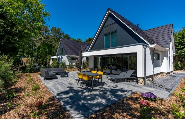 Elektroladestation am Ferienhaus in Den Burg, Texel, in gruener Umgebung.