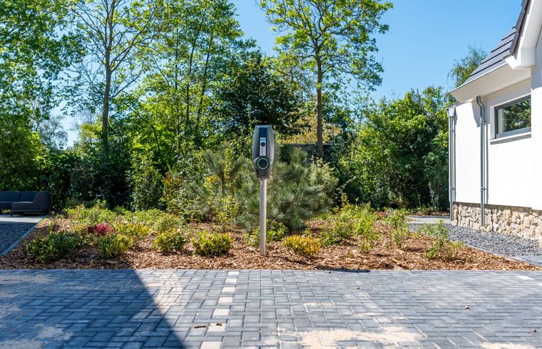 Vorderseite des Ferienhauses in Den Burg, Texel, mit moderner Fassade und Parkplatz.