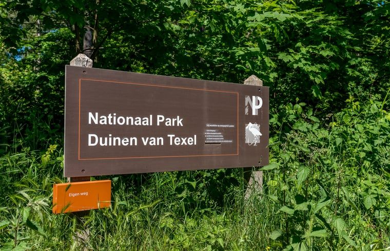 Stilvolles Wohnzimmer des Ferienhauses in Den Burg, Texel, mit moderner Einrichtung.