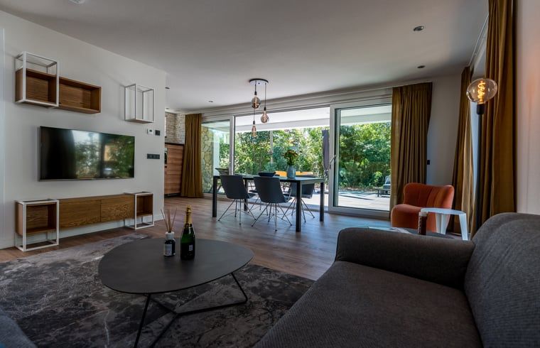 Esszimmer des Ferienhauses in Den Burg, Texel, mit grossen Fenstern zum Garten.