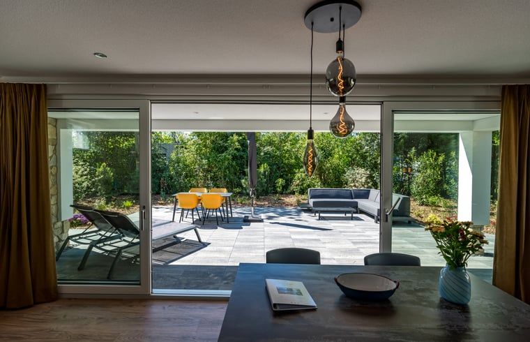 Moderne Kueche eines Ferienhauses in Den Burg, Texel, mit Holzverkleidung.