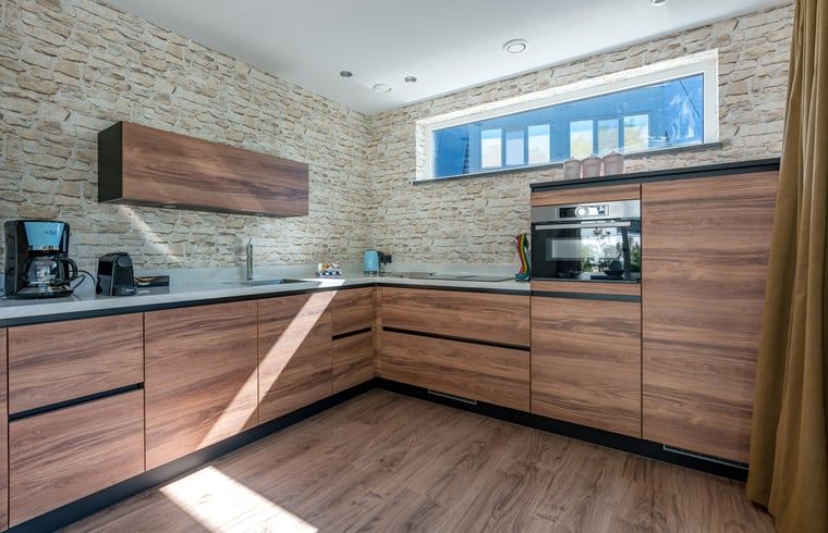 Schlafzimmer im Ferienhaus in Den Burg, Texel, mit Doppelbett und Kunst an der Wand.