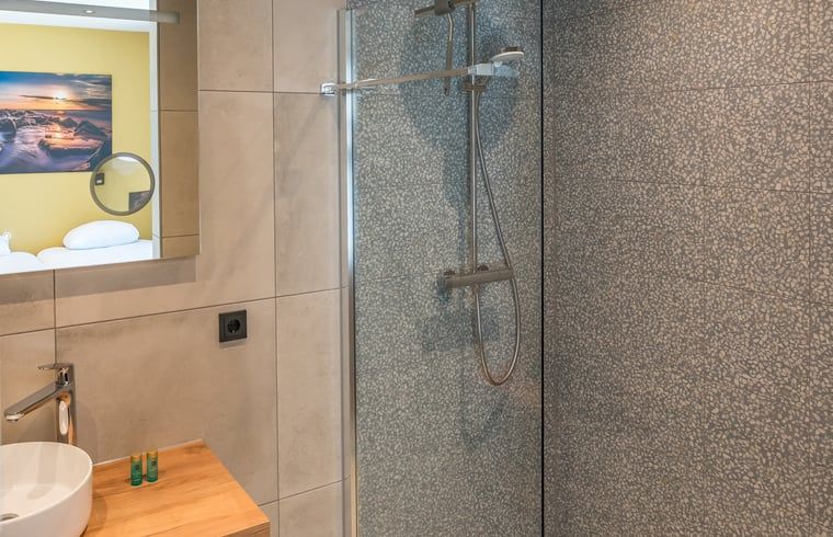 Stilvolles Badezimmer im Ferienhaus in Den Burg, Texel, mit Waschbecken und Toilette.