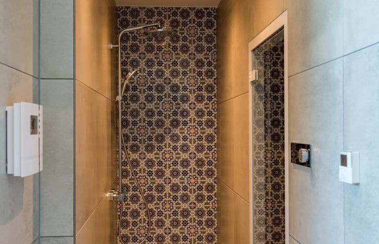 Dampfbad im Ferienhaus in Den Burg, Texel, mit bunten Fliesen.