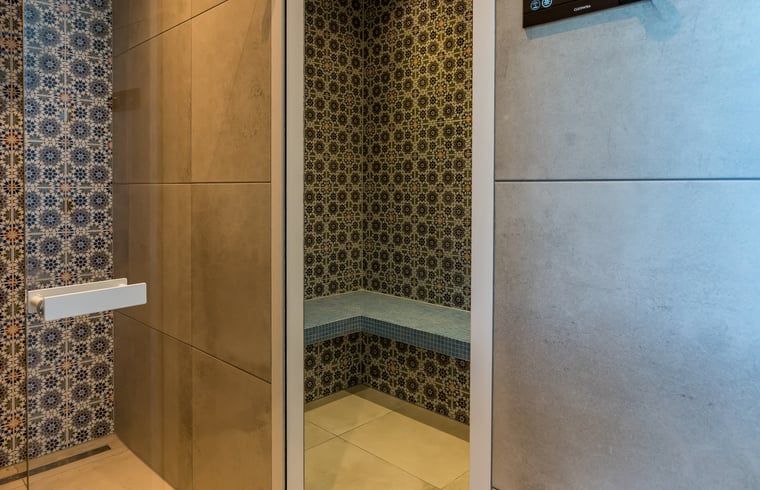 Detaillierte Mosaikfliesen im Dampfbad eines Ferienhauses in Den Burg, Texel.