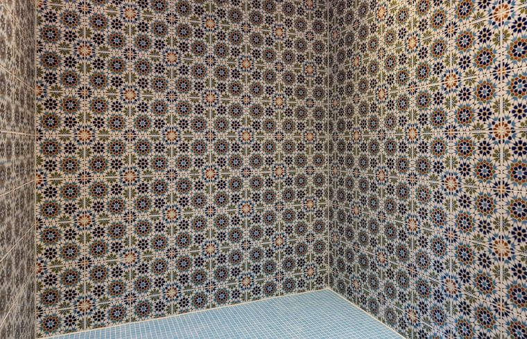 Tuer zum Dampfbad im Ferienhaus in Den Burg, Texel, mit farbenfrohen Kacheln.