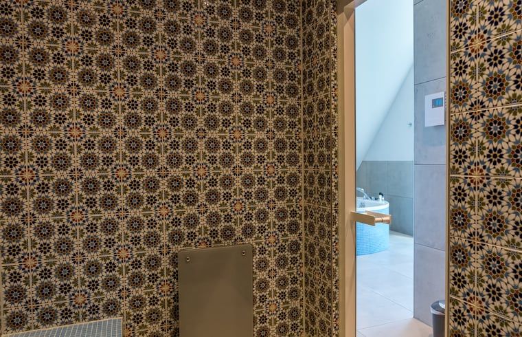 Jacuzzi mit TV im Ferienhaus in Den Burg, Texel, fuer ultimative Entspannung.