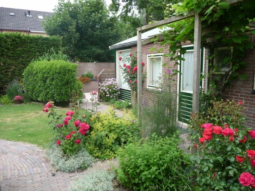 Der Bungalow 0983 in Den Burg, Texel, bietet einen schoenen Blumengarten fuer einen entspannten Urlaub auf den Watteninseln.