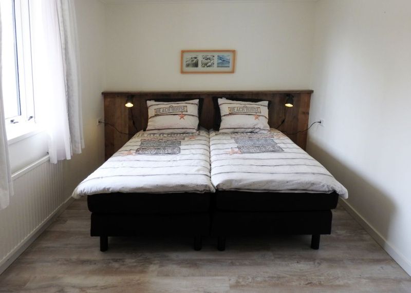 Komfortables Schlafzimmer im Bungalow 0983, Den Burg, Texel, ideal fuer einen entspannten Aufenthalt auf den Watteninseln.