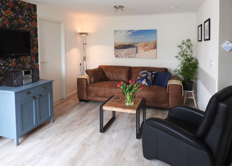 Stilvolles Wohnzimmer im Bungalow 0983, Den Burg, Texel, mit bequemen Sofas fuer einen entspannten Urlaub auf den Watteninseln.