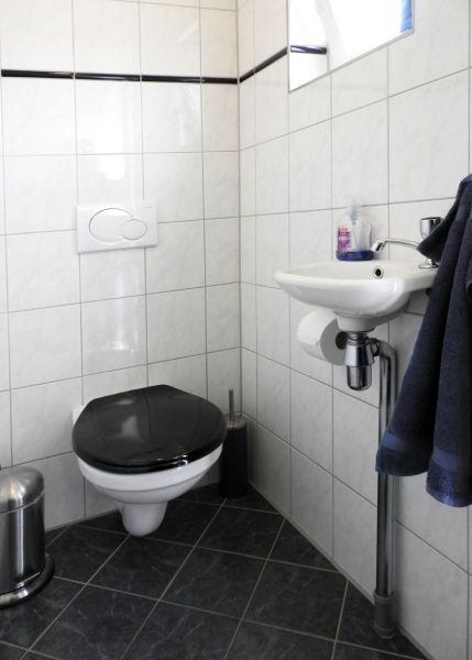 Modernes Badezimmer im Bungalow 0983, Den Burg, Texel, mit allen Annehmlichkeiten fuer Ihren Urlaub auf den Watteninseln.