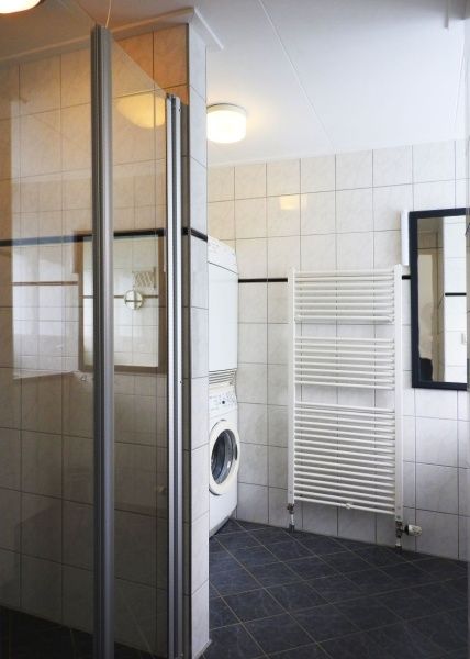 Die geraeumige Dusche im Bungalow 0983, Den Burg, Texel, bietet Komfort und Bequemlichkeit waehrend Ihres Aufenthalts auf den Watteninseln.