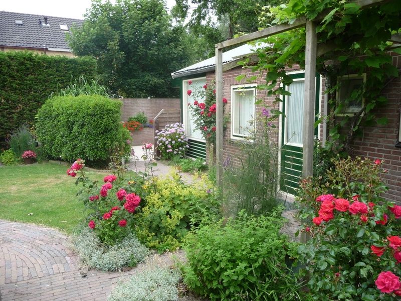 Der bezaubernde Garten des Bungalows 0983 in Den Burg, Texel, mit bunten Blumen fuer einen ruhigen Urlaub auf den Watteninseln.