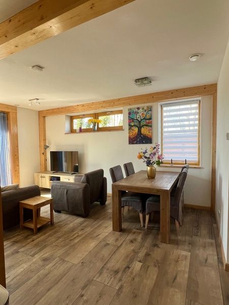 Essecke und Wohnzimmer im Ferienhaus Hoeve Consensus Texel, Den Burg, ideal fuer Familienfeiern