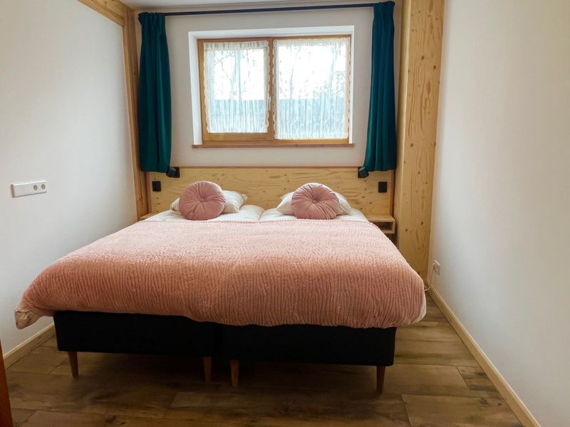 Gemuetliches Schlafzimmer mit grossem Fenster im Ferienhaus Hoeve Consensus Texel, Den Burg