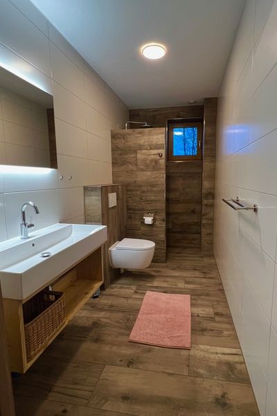 Modernes Badezimmer mit begehbarer Dusche im Ferienhaus Hoeve Consensus Texel, Den Burg