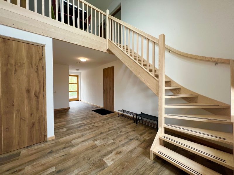 Geraeumige Halle mit Holztreppe im Ferienhaus Hoeve Consensus Texel, Den Burg, Texel