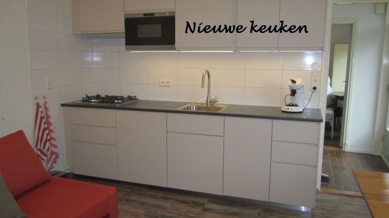 Moderne keuken in Gastvrij vakantiehuis Den Burg, Texel, ideaal voor culinaire avonturen op de Waddeneilanden.