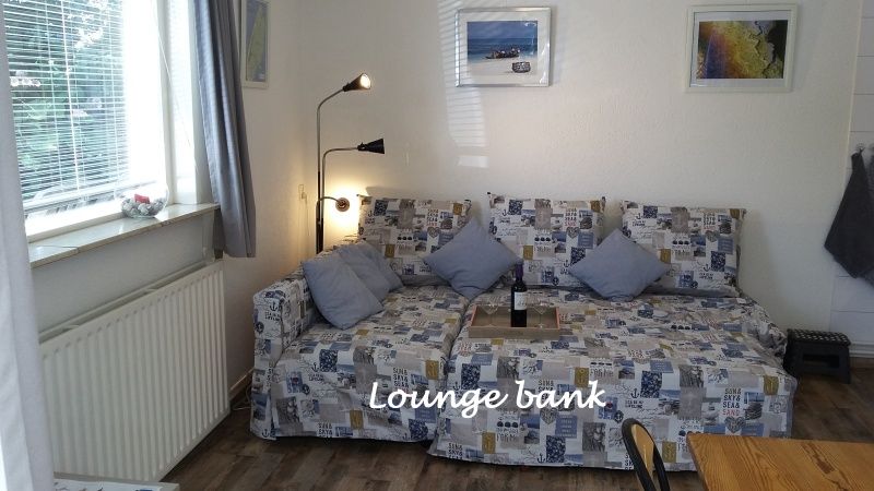 Comfortabele loungestoel in Gastvrij vakantiehuis Den Burg, Texel, voor ontspanning en gezelligheid op de Waddeneilanden.