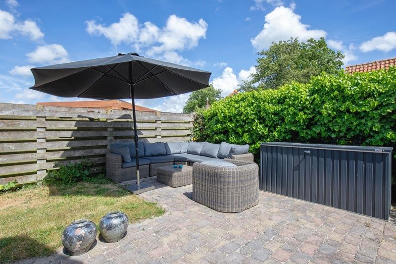Villa Magnifique, Den Burg, Texel: Gemuetliche Terrasse mit Lounge-Sofas und Sonnenschirm fuer den ultimativen Outdoor-Spass.