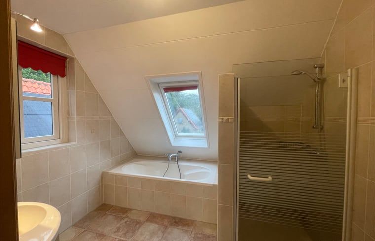 Luxury bathroom on the upper floor of Cottage in Den Burg, Texel, with bathtub and shower.
