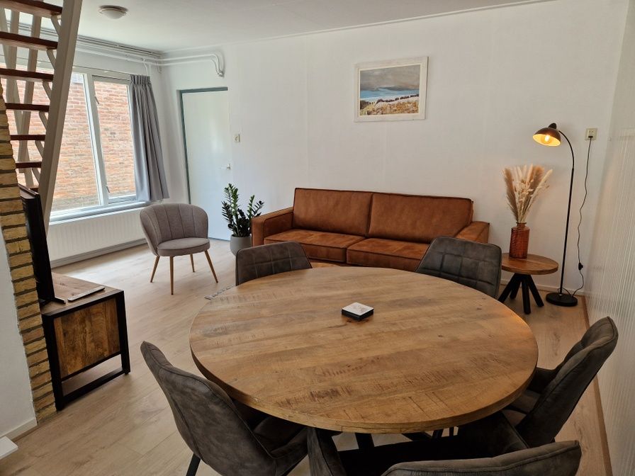 Gemuetliches Wohnzimmer im Ferienhaus Kogerstraat, Den Burg, Texel. Gemuetliche Sitzecke und Essbereich fuer einen entspannten Aufenthalt.