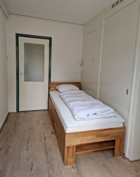 Einfaches Einzelzimmer im Ferienhaus Kogerstraat, Den Burg, Texel. Ideal fuer eine ruhige Nachtruhe auf den Watteninseln.