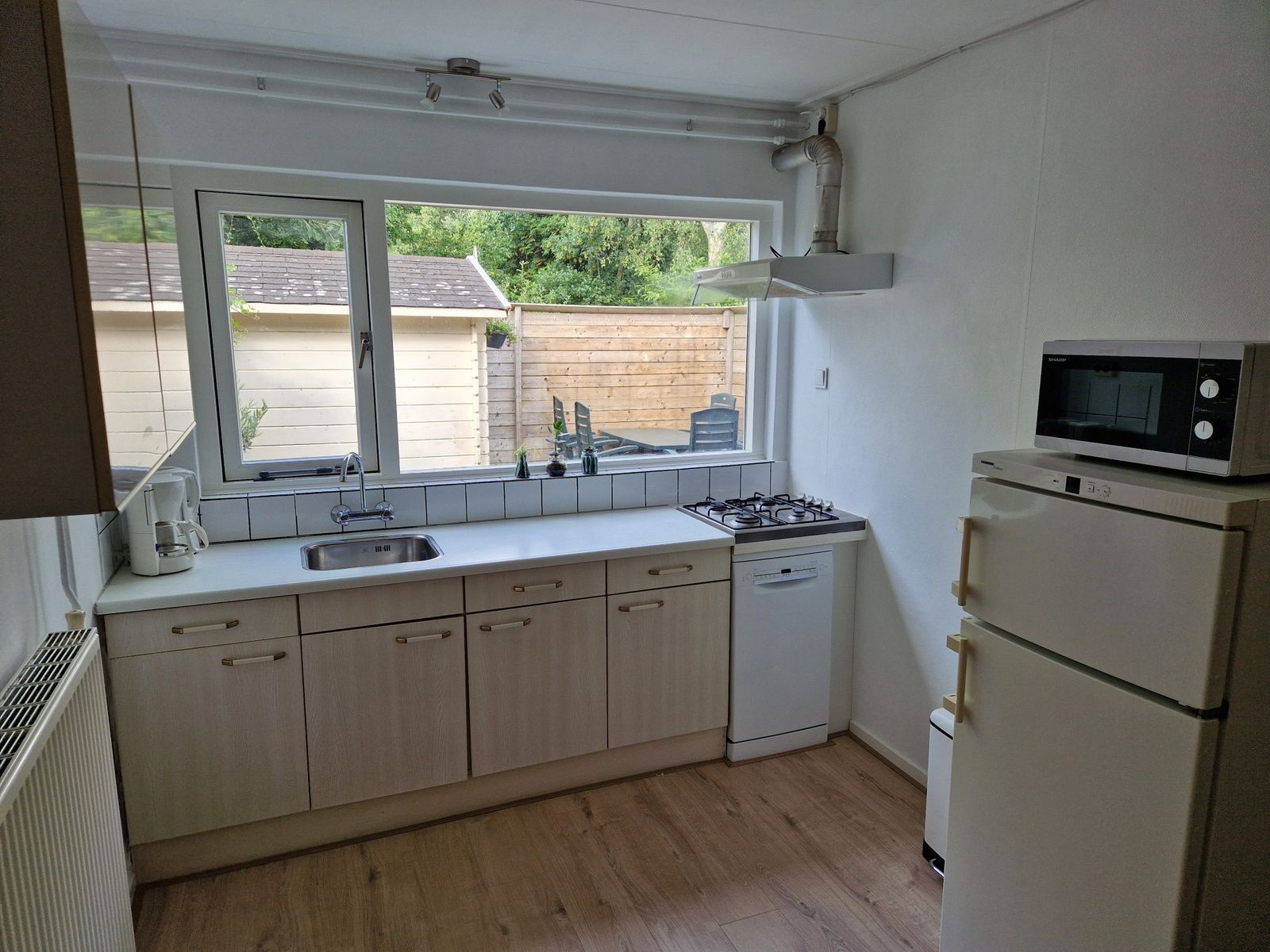 Moderne Kueche im Ferienhaus Kogerstraat, Den Burg, Texel. Ausgestattet mit allen Annehmlichkeiten fuer einen komfortablen Aufenthalt auf Texel.