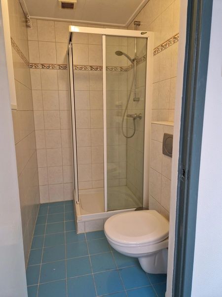 Badezimmer mit Dusche im Ferienhaus Kogerstraat, Den Burg, Texel. Praktisch und sauber fuer einen erfrischenden Start in den Tag.