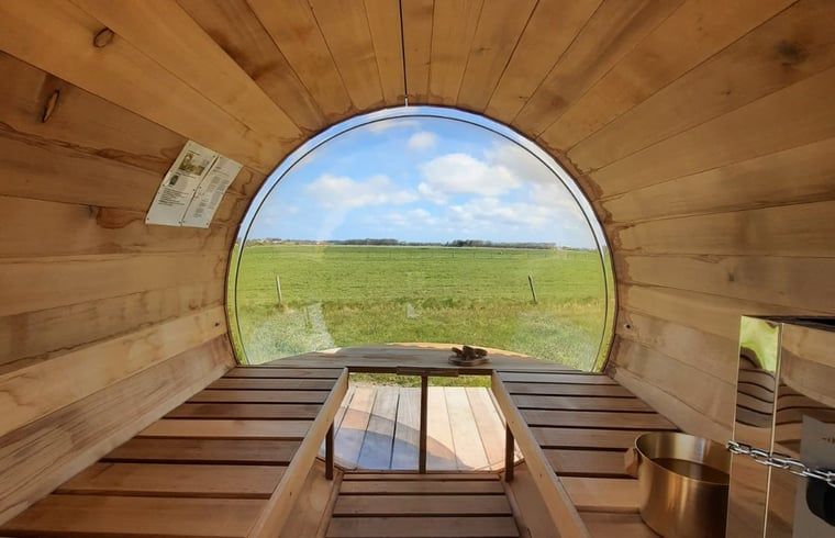 Blick aus einer Sauna in Cottage in Den Burg, Texel, Ferienhaus mit Panoramalandschaft.